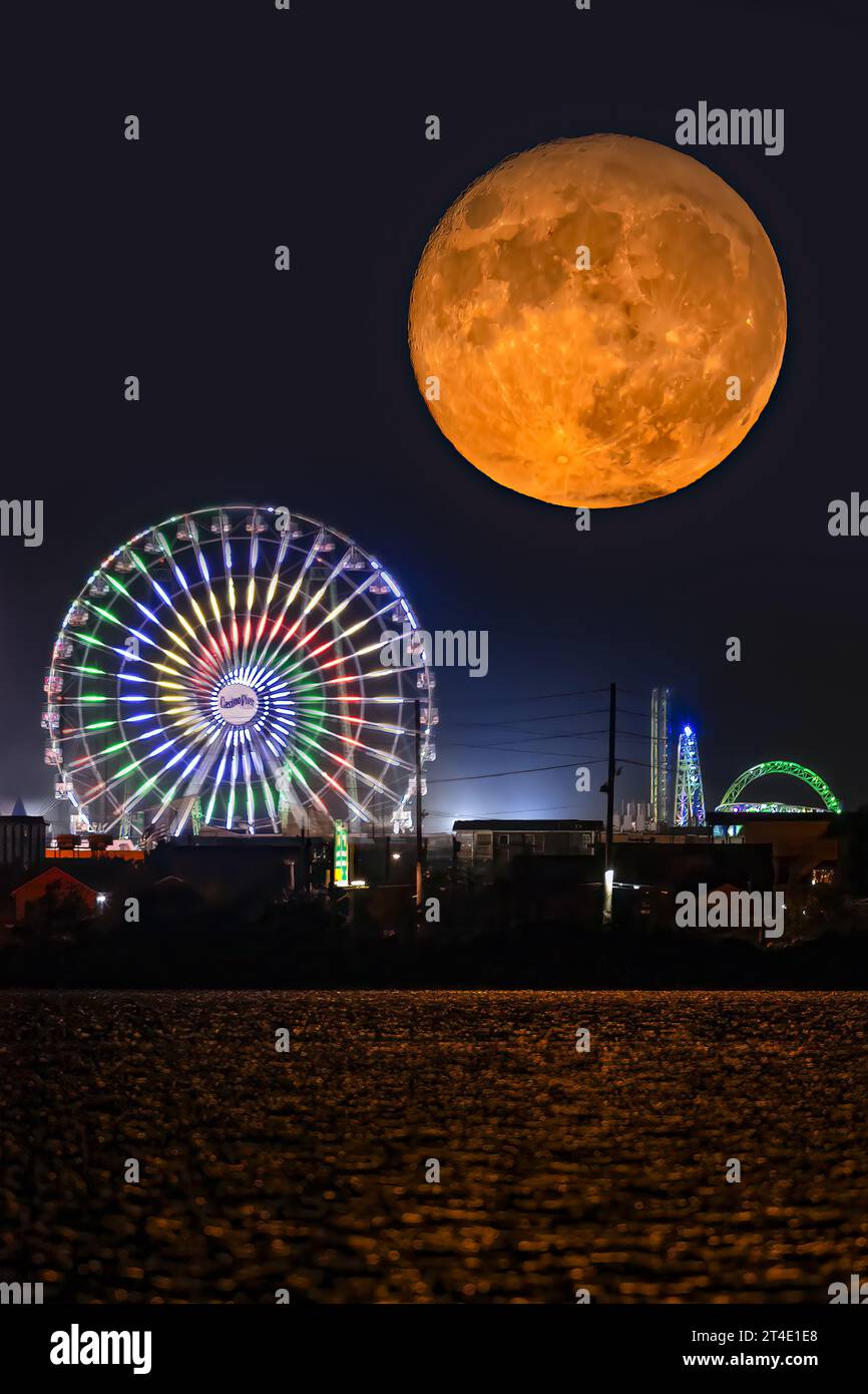Super Blue Moon by Seaside - la rara luna super blu sorge sui traghetti del Casino Pier che si fermano al Seaside Park nel New Jersey. Foto Stock