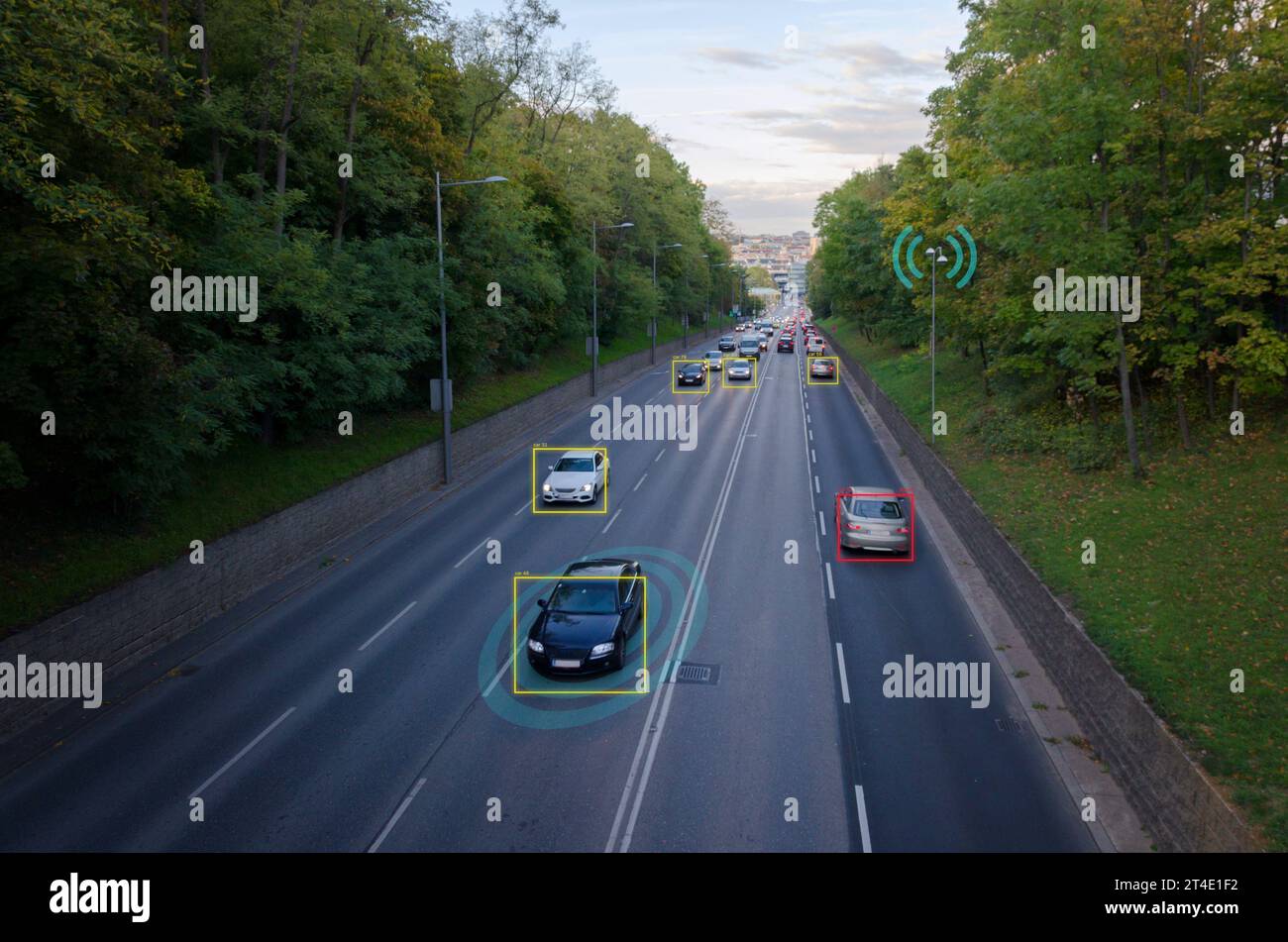 Concetto di monitoraggio delle telecamere del traffico intelligenti AI City. Strada con le auto. Contare le auto, registrare le targhe, misurare la velocità, Wi-Fi Foto Stock