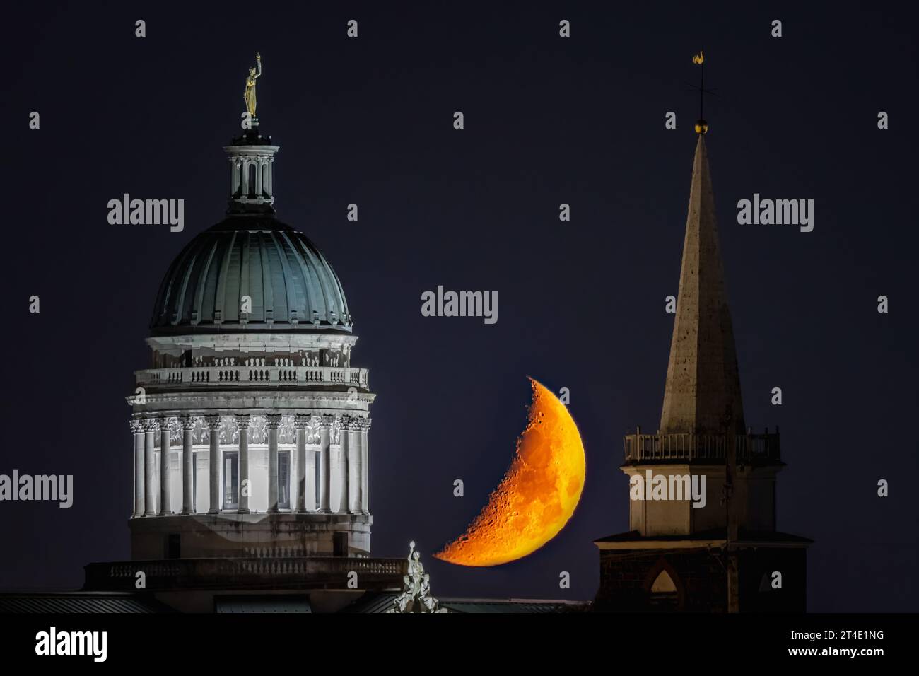 Bergen Courthouse Moon V- la luna a mezzaluna si presenta tra la cupola in stile architettonico Beaux Arts del tribunale della contea di Bergen e del GL Foto Stock