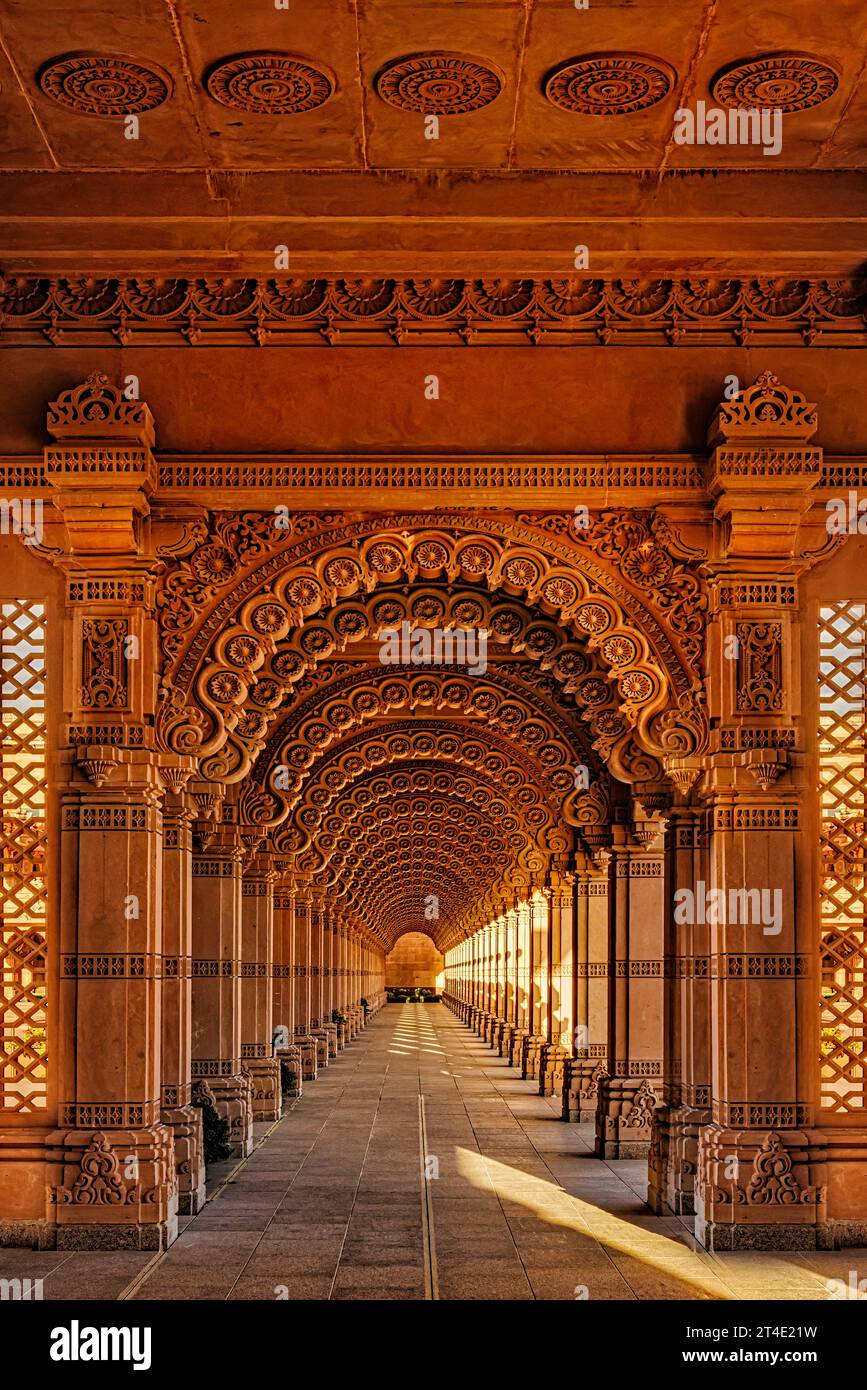 Hindu Temple Archway - intricati dettagli architettonici nel più grande tempio indù al di fuori dell'Asia e negli Stati Uniti d'America. Foto Stock