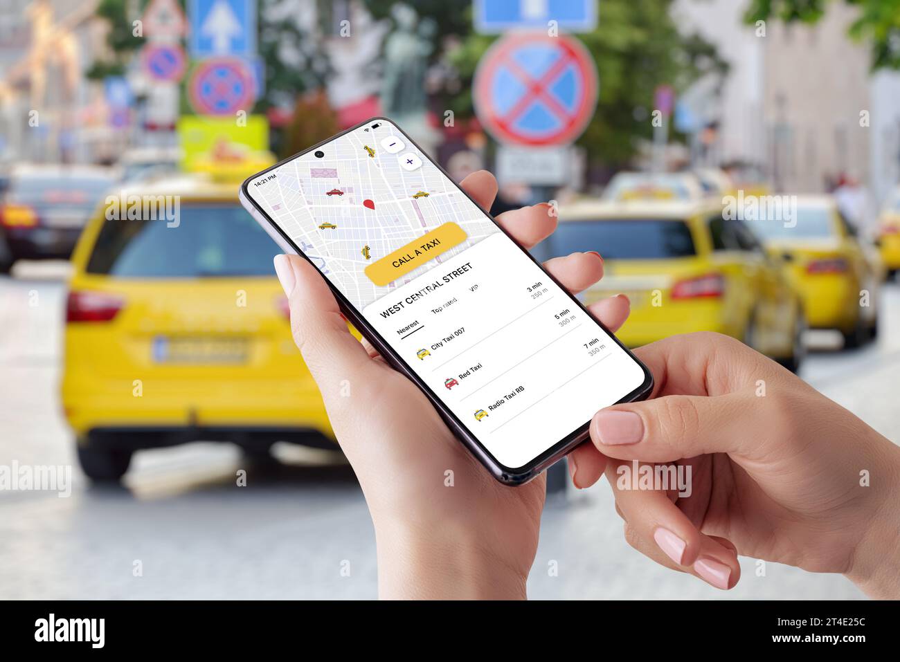 App mobile taxi con mappe intelligenti e pulsante di ordinazione. Taxi sullo sfondo Foto Stock