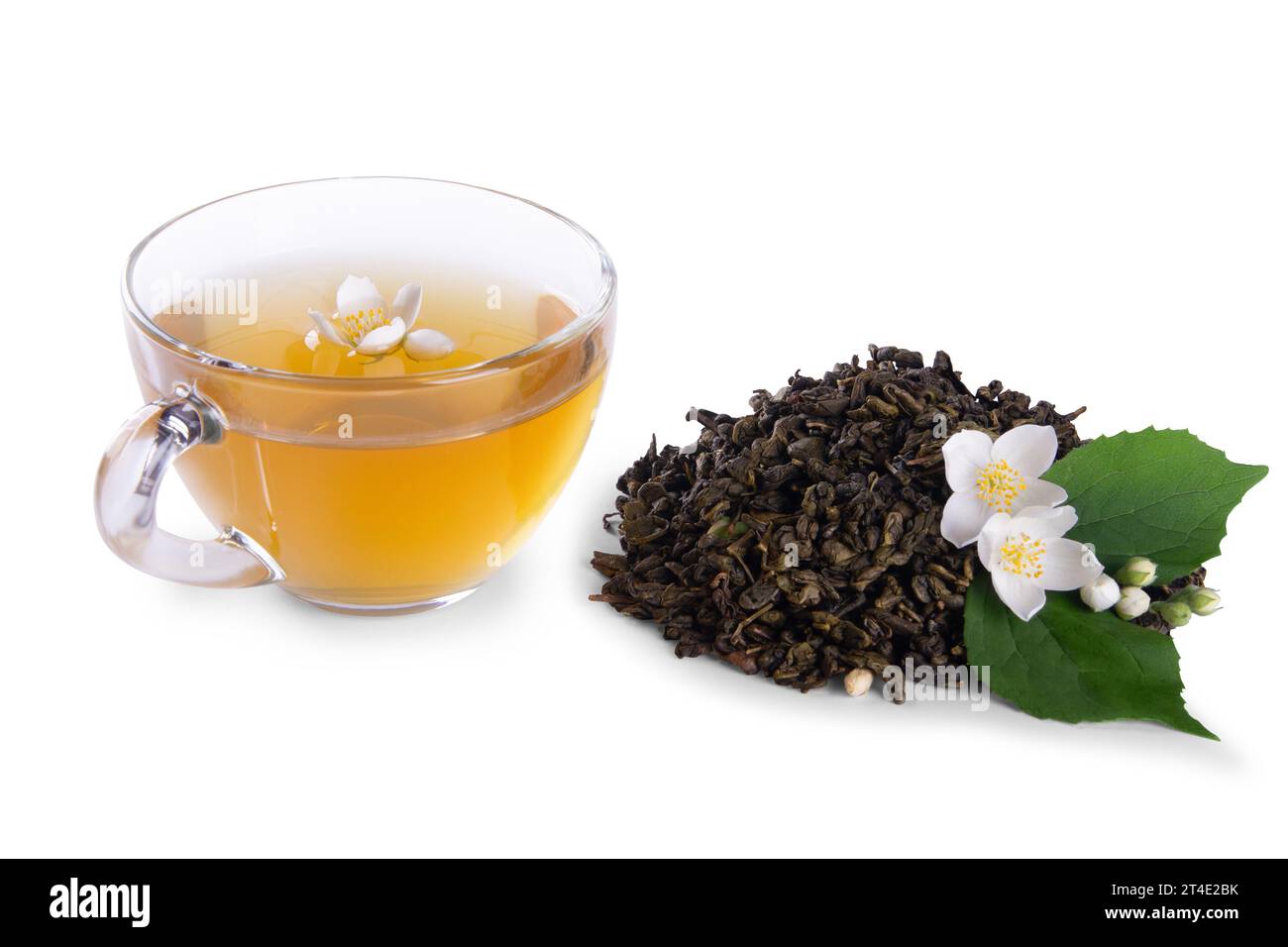 Foglie di tè essiccate, vivaci fiori di gelsomino bianco con foglia verde e tazza di tè di vetro isolata su sfondo bianco Foto Stock