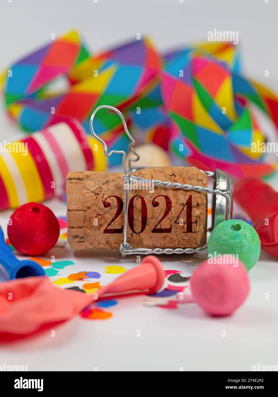 Vigilia di Capodanno, tappo di champagne con l'iscrizione "2024" Foto Stock
