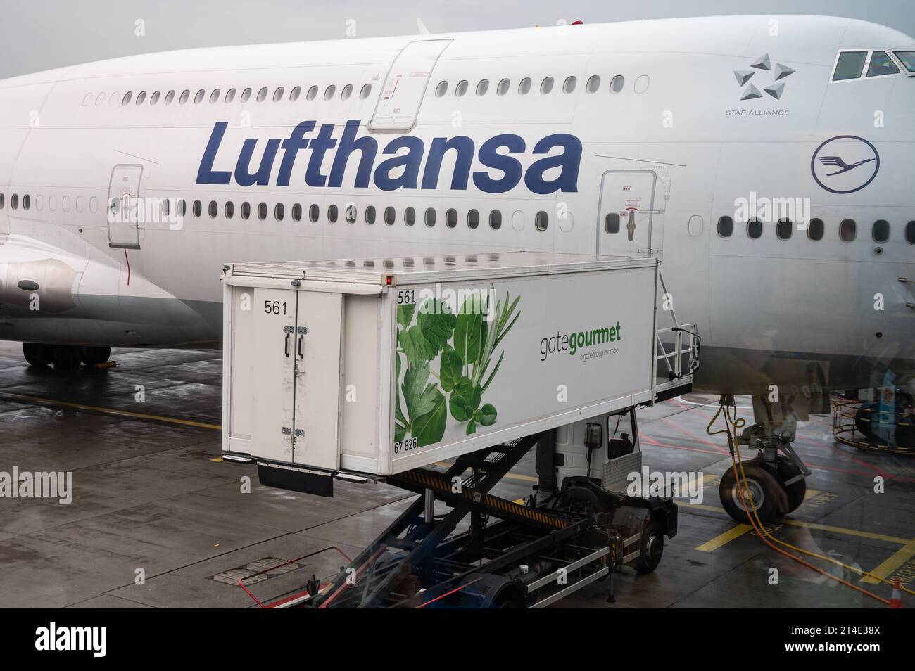 04.08.2023, Francoforte, Assia, Germania, Europa - Ein Passagierflugzeug der Lufthansa vom Typ Boeing 747-8 Jumbo-Jetmit der Registrierung D-ABYK parkt am Gate des Terminal 1 auf dem Frankfurter Flughafen. Daneben Steht ein Fahrzeug des Catering Service Gate Gourmet. Lufthansa ist Mitglied der Star Alliance Luftfahrtallianz, einem internationalen Netzwerk von Fluggesellschaften. *** 04 08 2023, Francoforte, Assia, Germania, Europa Un aeromobile passeggeri Lufthansa del tipo Boeing 747 8 Jumbo Jetcon immatricolazione D ABYK è parcheggiato al gate del Terminal 1 dell'aeroporto di Francoforte accanto ad esso si trova un veicolo Foto Stock