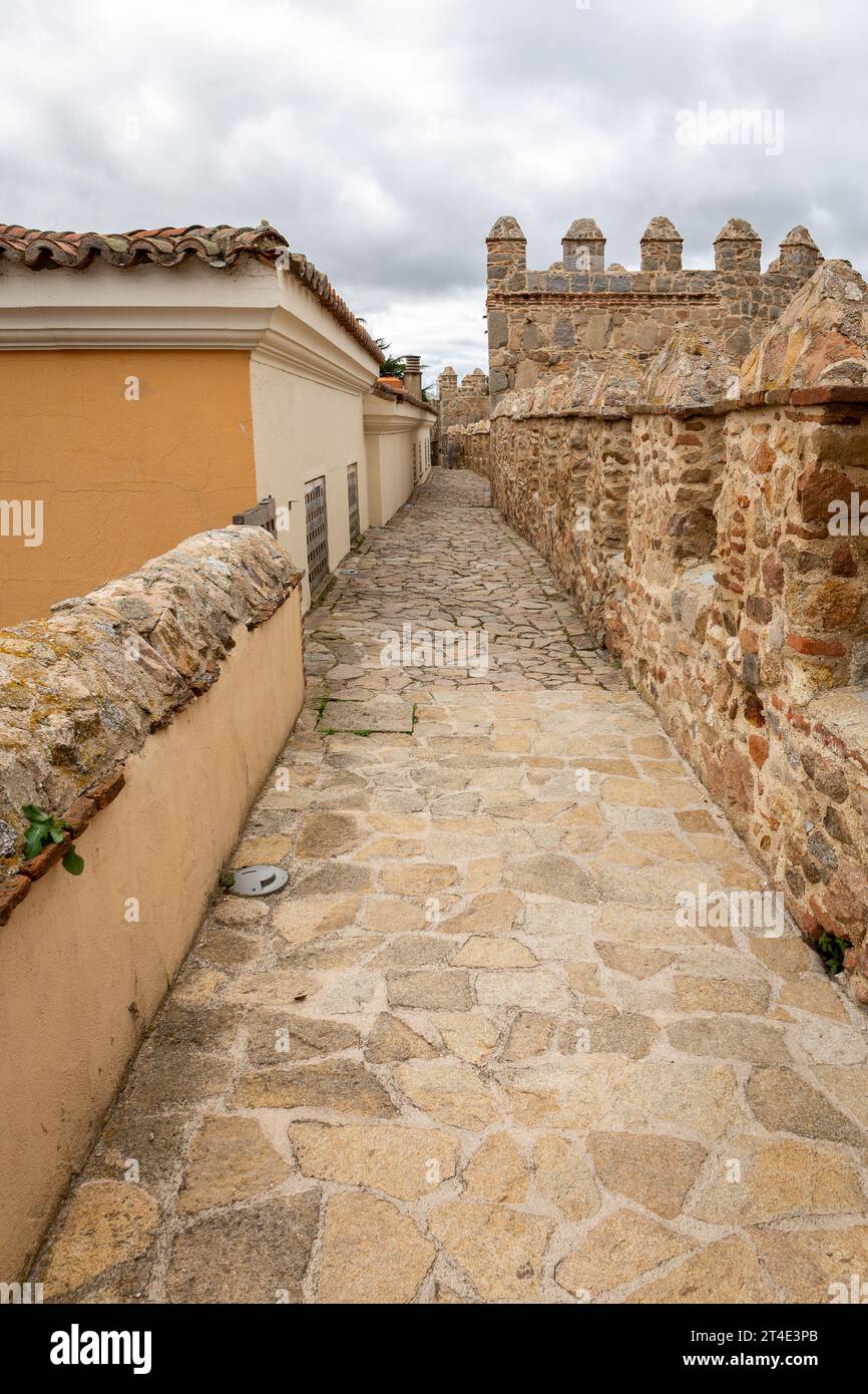 Mura di Avila (Muralla de Avila), Spagna, mura romaniche medievali in pietra con torri, merlature e passerella in pietra per i turisti. Foto Stock