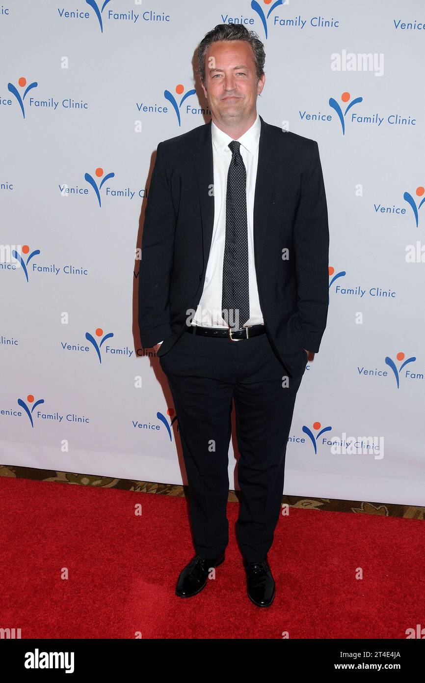 28 ottobre 2023 - Los Angeles, California - â œFriendsâ attore Matthew Perry, 54 anni, è stato trovato inattivo nella sua vasca idromassaggio a casa sua. 9 marzo 2015 - Beverly Hills, California - Matthew Perry. Venice Family Clinic 2015 Silver Circle Gala tenutosi al Beverly Wilshire Hotel. (Immagine di credito: © Byron Purvis/AdMedia via ZUMA Press Wire) SOLO USO EDITORIALE! Non per USO commerciale! Foto Stock