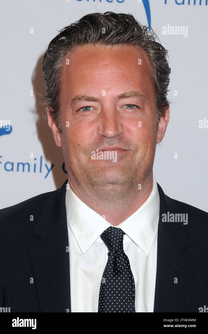 28 ottobre 2023 - Los Angeles, California - â œFriendsâ attore Matthew Perry, 54 anni, è stato trovato inattivo nella sua vasca idromassaggio a casa sua. 9 marzo 2015 - Beverly Hills, California - Matthew Perry. Venice Family Clinic 2015 Silver Circle Gala tenutosi al Beverly Wilshire Hotel. (Immagine di credito: © Byron Purvis/AdMedia via ZUMA Press Wire) SOLO USO EDITORIALE! Non per USO commerciale! Foto Stock