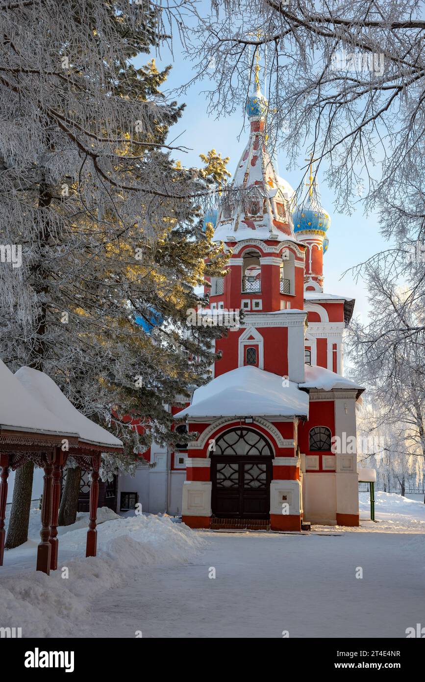 L'antica chiesa di Tsarevich Dimitri sul sangue in una mattinata gelata. Uglich, regione di Yaroslavl. Russia Foto Stock
