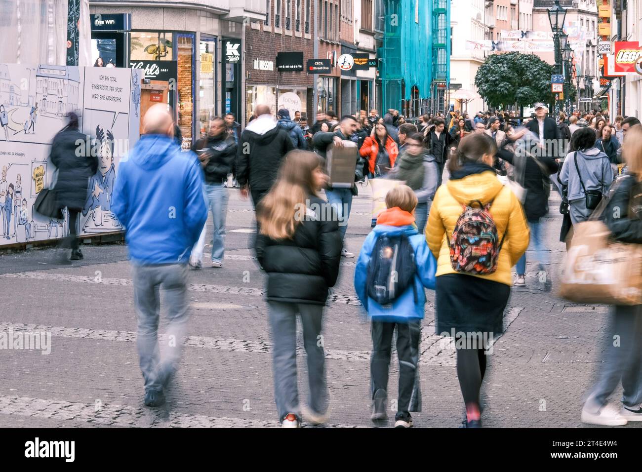 Düsseldorf 30.12.2023 Flinger Straße Einkaufsstrasse Einkaufsstraße Inflation Shoppingmeile Einkaufsmeile Einkaufen Einzelhandel Fussgängerzone Einkaufsbummel Einkaufstaschen Einkaufstraße Einkaufstrasse Menschenmenge Menschenmasse Bürgergeld Jugendliche Ältere junge Menschen Senioren Altersarmut Bevölkerungsdurchschnitt Diversität diversity demografische Entwicklung demografie Bevölkerungsdemografie Altstadt Herbstpandemie Grippewelle Düsseldorf Nordrhein-Westfalen Deutschland *** Düsseldorf 30 12 2023 flinger Straße strada dello shopping shopping strada inflazione miglio dello shopping shopping shopping shopping shopping shopping shopping shopping shopping miglio shoppi Foto Stock