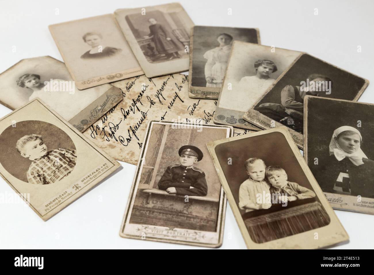 I ritratti vintage di bambini e donne terminano dal XIX all'inizio del XX secolo in Russia Foto Stock