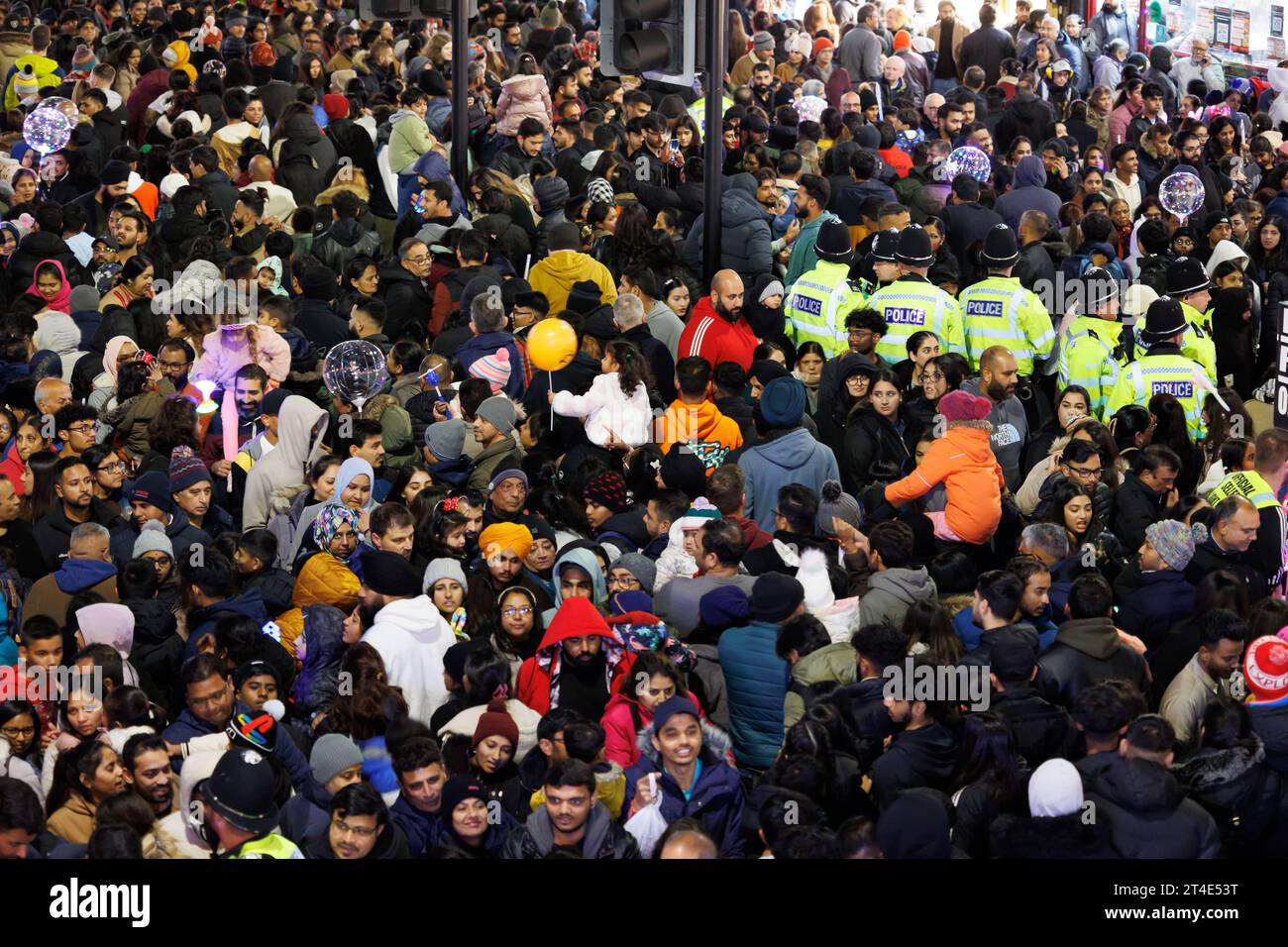 Migliaia di persone costeggiano la Belgrave Road, conosciuta anche come The Golden Mile durante la notte di apertura delle celebrazioni Diwali a Leicester. La celebrazione di Diwali a Leicester è rinomata per essere una delle più grandi al di fuori dell'India. Il Festival della luce è uno dei punti salienti del calendario culturale della città e offre ai visitatori l'opportunità di ammirare l'incredibile spettacolo di luci, i fuochi d'artificio e il cibo e persino di fare un giro sulla ruota della luce. Foto Stock