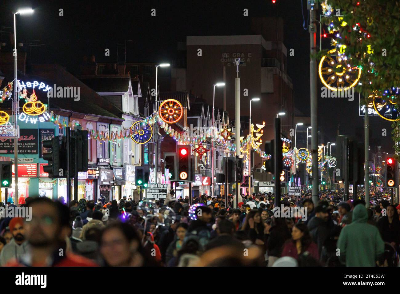 Migliaia di persone costeggiano la Belgrave Road, conosciuta anche come The Golden Mile durante la notte di apertura delle celebrazioni Diwali a Leicester. La celebrazione di Diwali a Leicester è rinomata per essere una delle più grandi al di fuori dell'India. Il Festival della luce è uno dei punti salienti del calendario culturale della città e offre ai visitatori l'opportunità di ammirare l'incredibile spettacolo di luci, i fuochi d'artificio e il cibo e persino di fare un giro sulla ruota della luce. Foto Stock