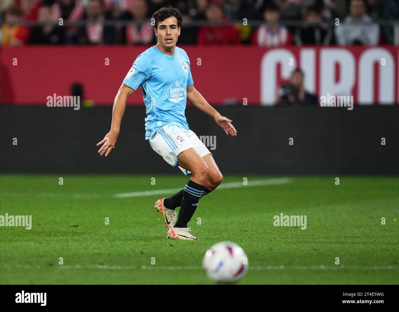 Girona, Spagna. 27 ottobre 2023. Manu Sanchez del RC Celta durante la partita la Liga EA Sports tra Girona FC e RC Celta ha giocato al Montilivi Stadium il 27 ottobre 2023 a Girona, in Spagna. (Foto di Bagu Blanco/PRESSINPHOTO) crediti: PRESSINPHOTO SPORTS AGENCY/Alamy Live News Foto Stock