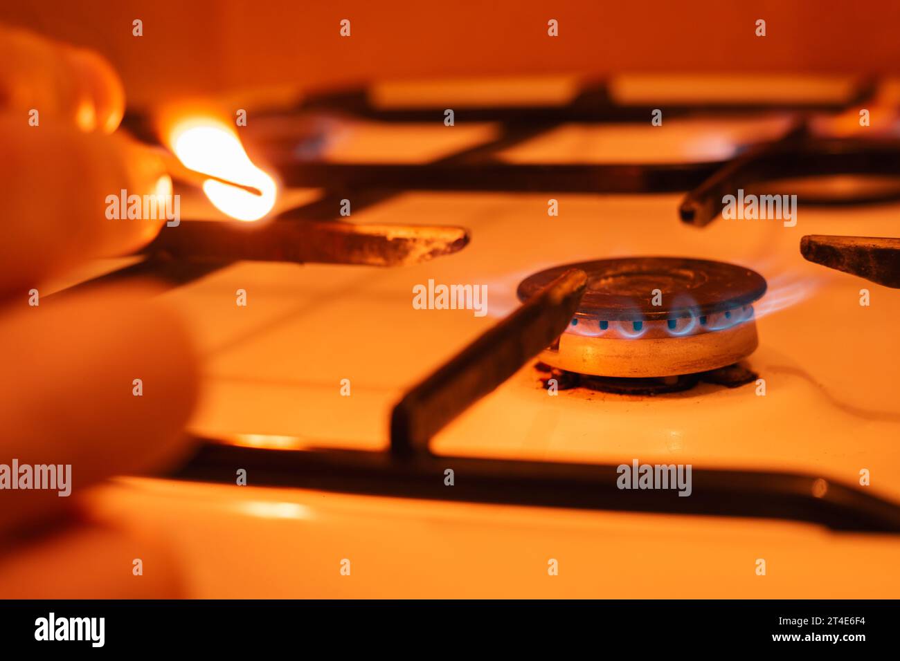 Accendere una stufa a gas con un abbinamento Foto Stock