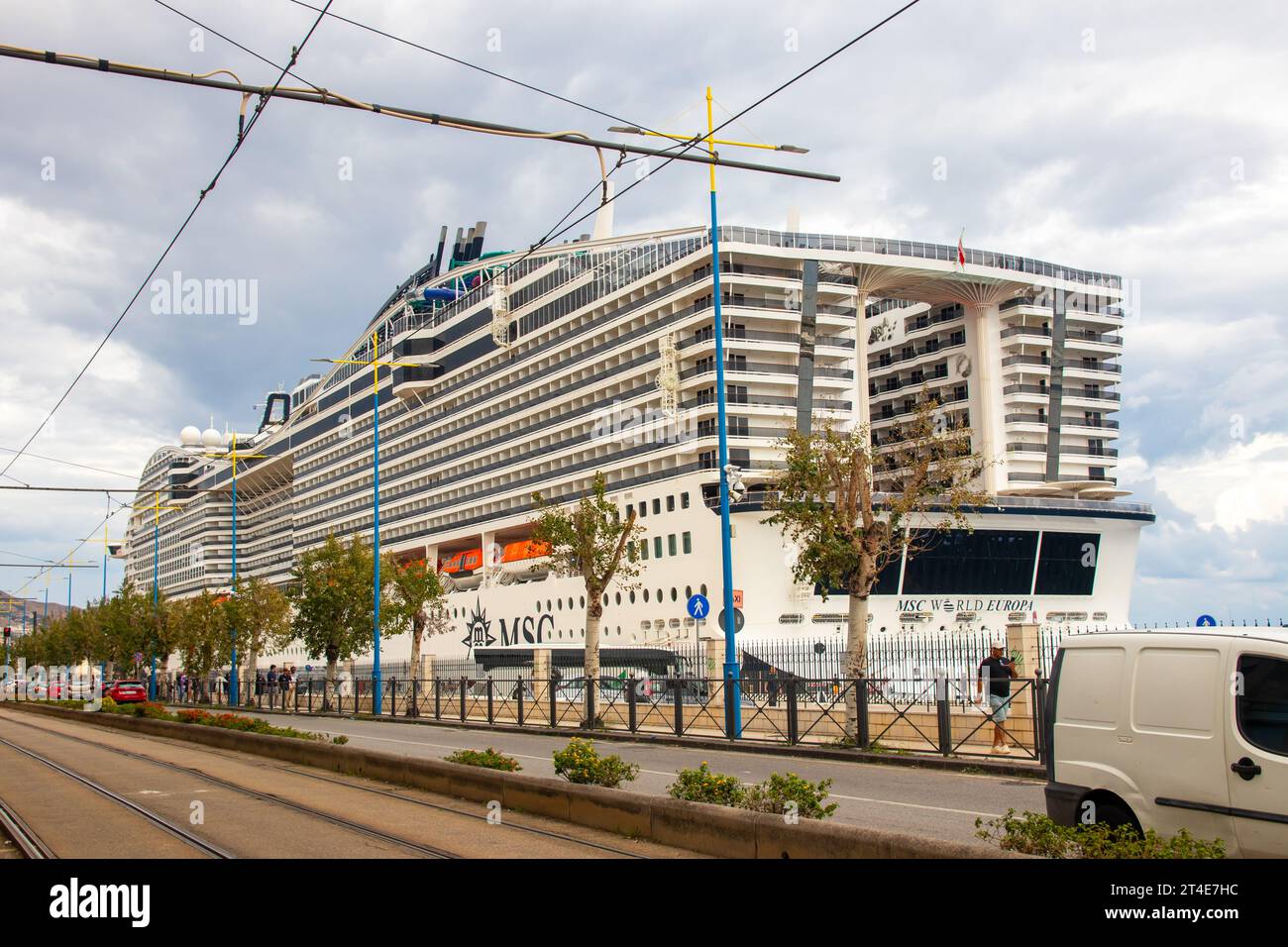 Sicilia, Messina, Italia - 26 settembre 2023. La nave da crociera MSC World Europa nel porto di Messina in Sizilia. Foto Stock