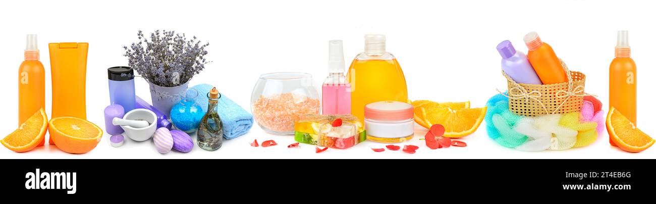 Set di prodotti cosmetici naturali per la cura dei capelli e della pelle isolati su sfondo bianco. Collage panoramico. Foto grandangolare con spazio libero per il testo. Foto Stock