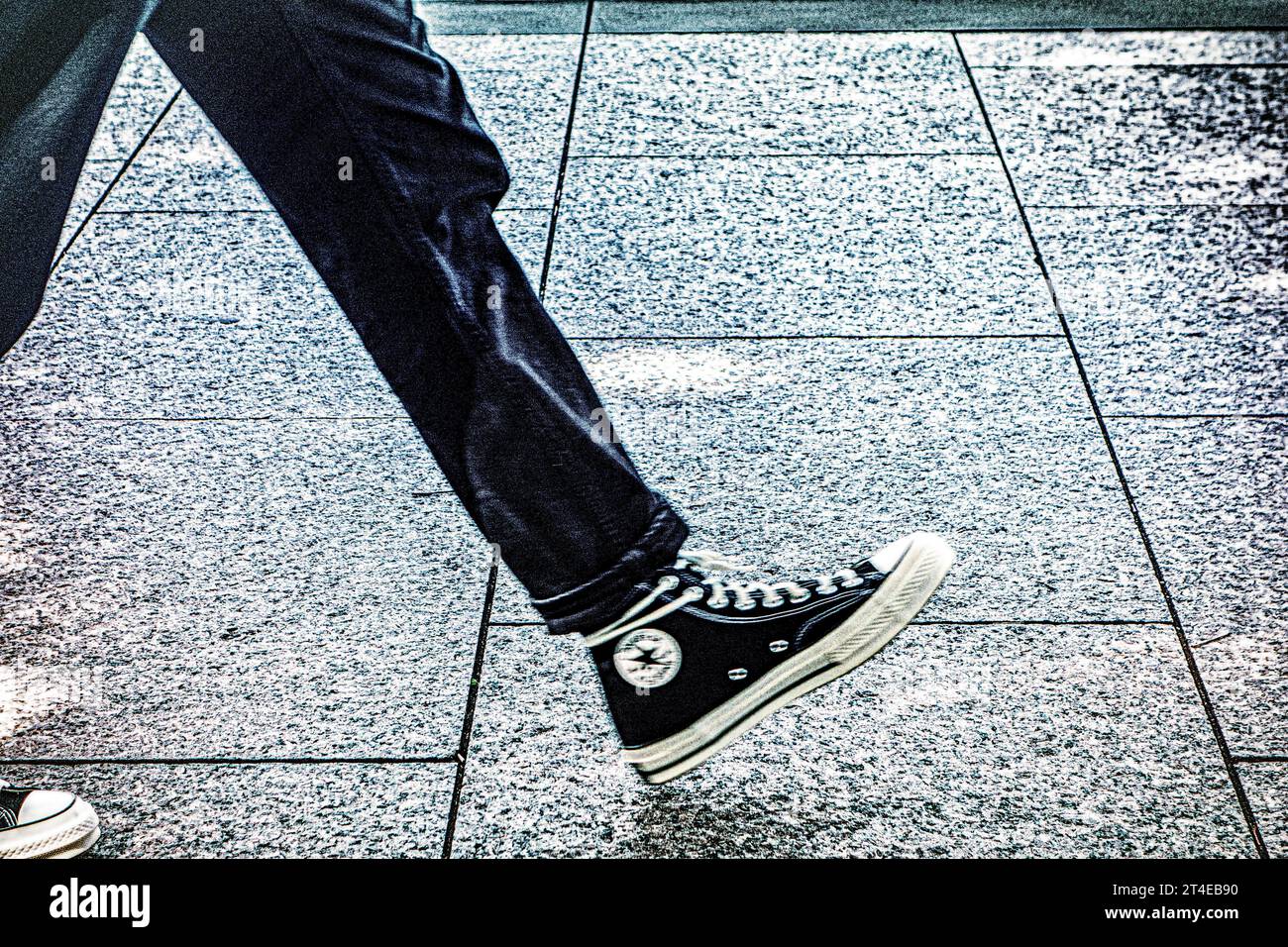 Primo piano dei piedi che camminano, indossando scarpe da ginnastica o scarpe da ginnastica Foto Stock