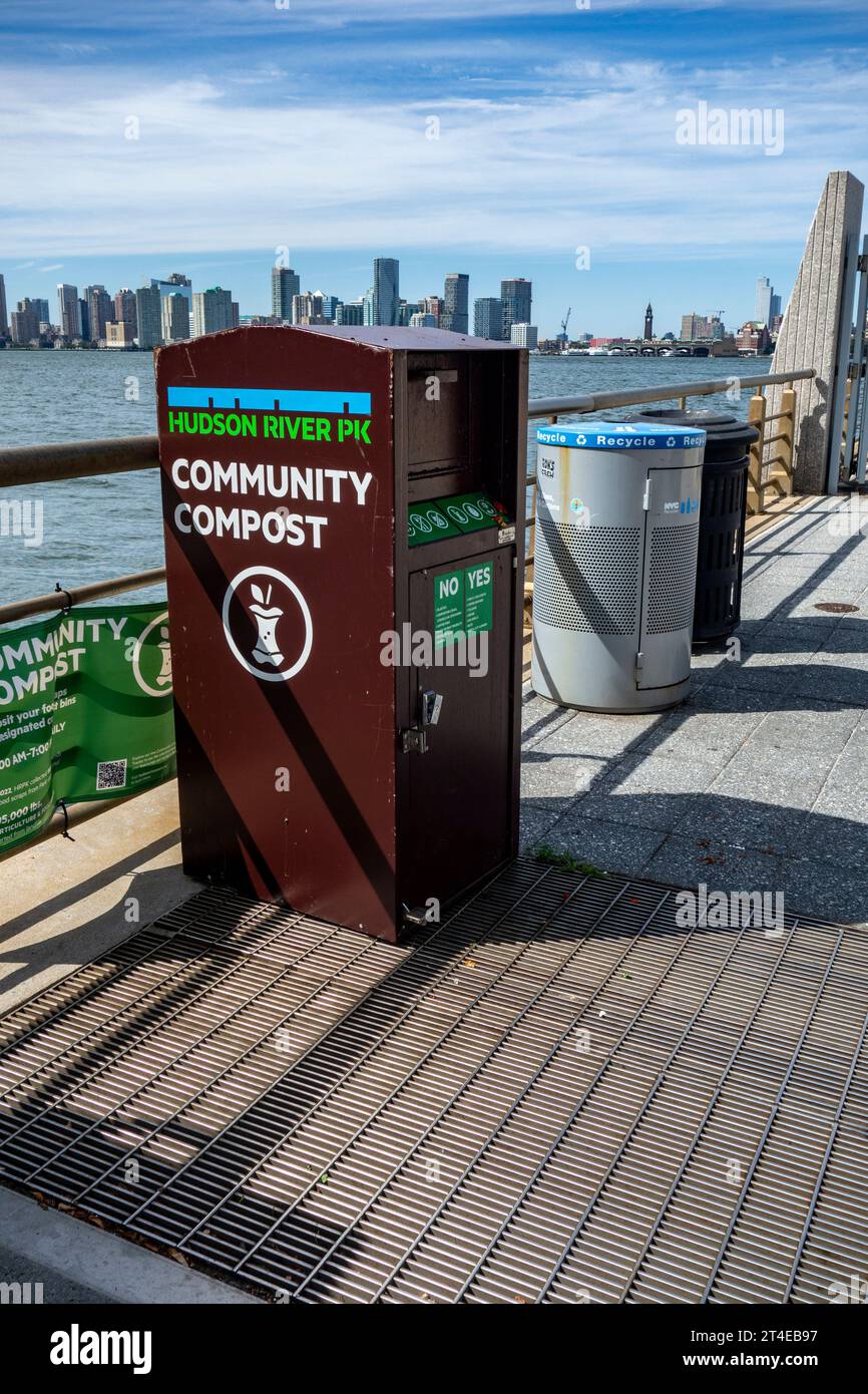Contenitore di raccolta composto dal programma Dept. Of Sanitation Organic Waste Collection, Hudson River Park, Greenwich Village, New York City, NY, USA Foto Stock