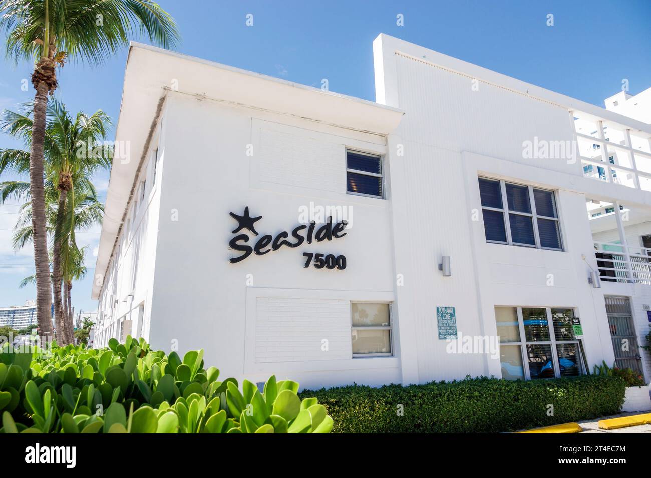 Miami Beach Florida, esterno, hotel con ingresso frontale, Collins Avenue, North Beach, insegna per hotel Seaside All Suites, stile Miami Modernism MIMO Foto Stock