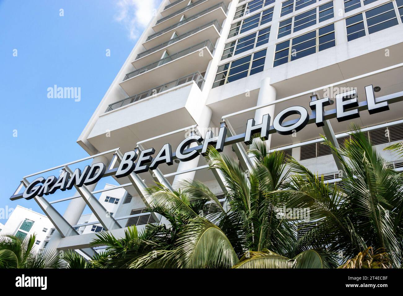 Miami Beach Florida, esterno, hotel con ingresso frontale, Collins Avenue, insegna Grand Beach Hotel Miami Beach, grattacieli alti Foto Stock