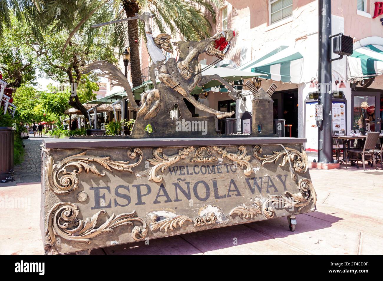 Miami Beach, Florida, Espanola Way, storico villaggio spagnolo, passerella pedonale, cartello di benvenuto, scultura artistica Don Chisciotte Foto Stock