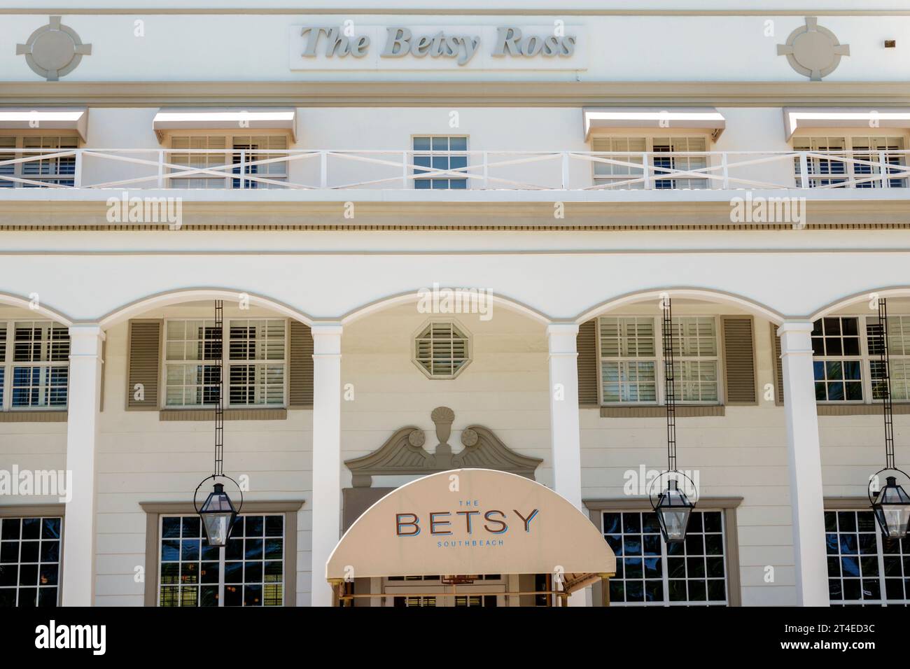 Miami Beach, Florida, esterno, edificio con ingresso frontale, Ocean Drive, cartello di Betsy South Beach, hotel e aziende Foto Stock