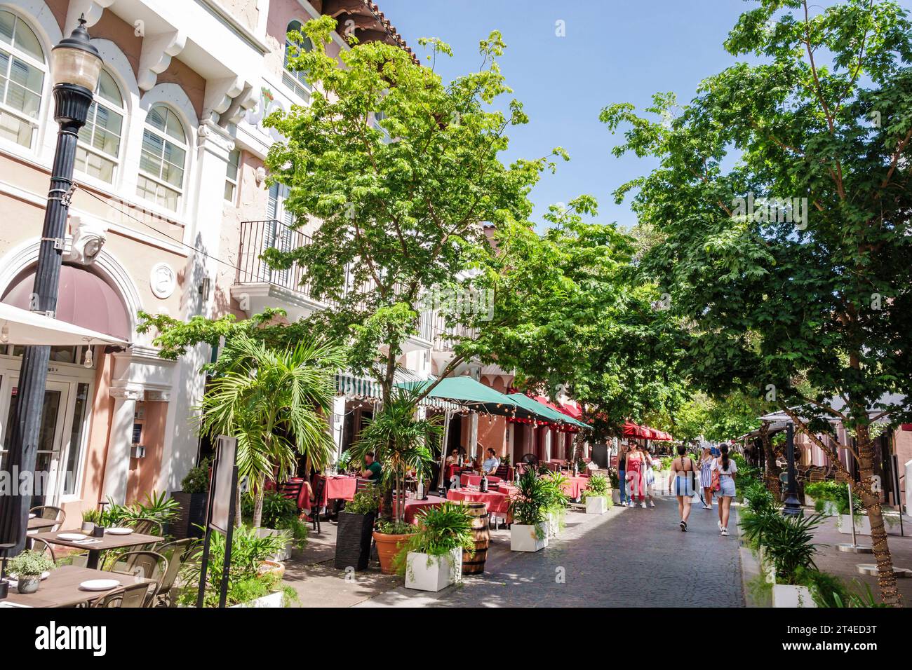 Miami Beach, Florida, Espanola Way, storico villaggio spagnolo, esterno, passerella pedonale dell'edificio, uomo uomo uomo, donna donna donna donna donna, adulti Foto Stock