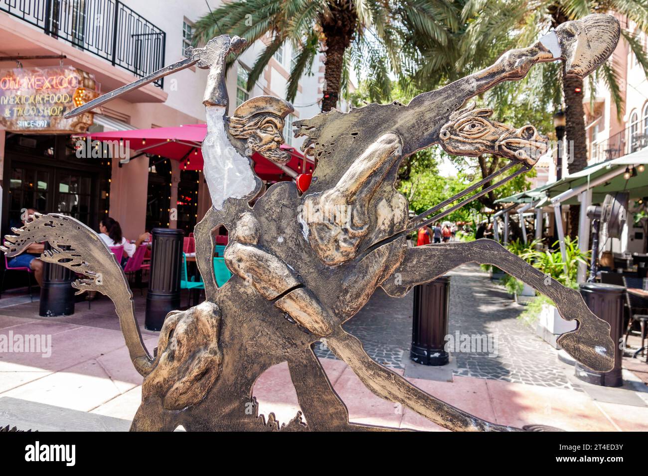 Miami Beach, Florida, Espanola Way, storico villaggio spagnolo, esterno, ingresso frontale dell'edificio, opere d'arte, scultura Don Chisciotte, personaggio f Foto Stock
