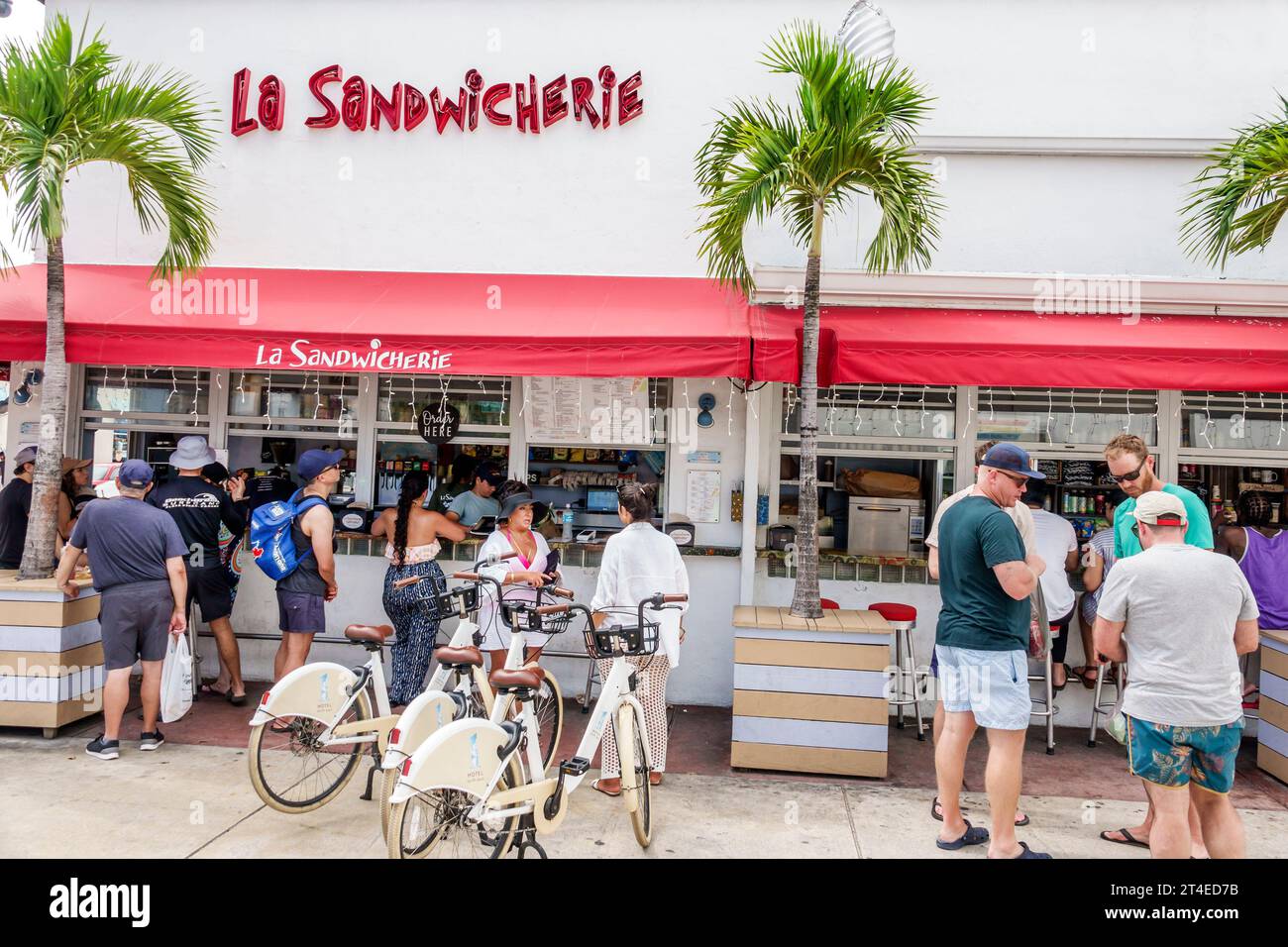 Miami Beach, Florida, esterno, edificio la Sandwicherie, fila al banco ordini, uomo uomo uomo, donna donna donna donna donna donna, adulti, ristorante Foto Stock