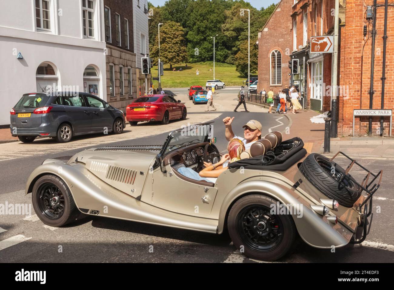 Inghilterra, Kent, Tunbridge Wells, Street Scene of Couple in Vintage Open-Top Sportscar Foto Stock