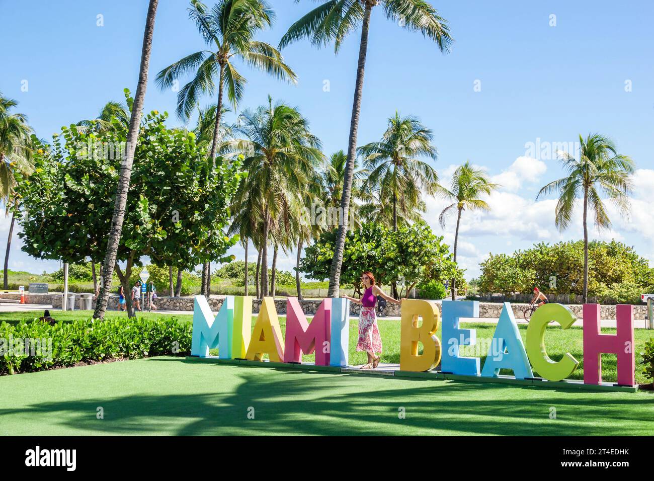 Miami Beach Florida, Ocean Drive, Lummus Park, donna donna donna donna donna donna donna donna, adulto, posa foto Foto Stock