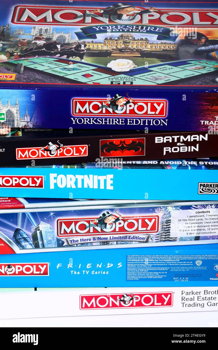 Pila di giochi monopolio collezionabili Foto Stock