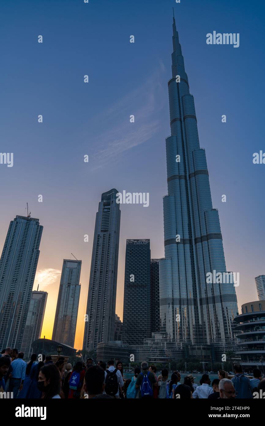 Dubai, Emirati Arabi Uniti - 14 marzo 2023: Il grande grattacielo Burj Khalifa durante un tramonto a Dubai Foto Stock
