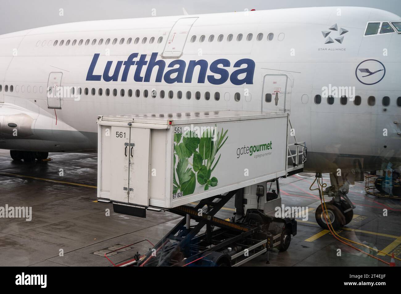 04.08.2023, Francoforte, Assia, Germania, Europa - Lufthansa Boeing 747-8 Jumbo Jet aerei passeggeri e catering camion presso l'aeroporto di Francoforte fra. Foto Stock