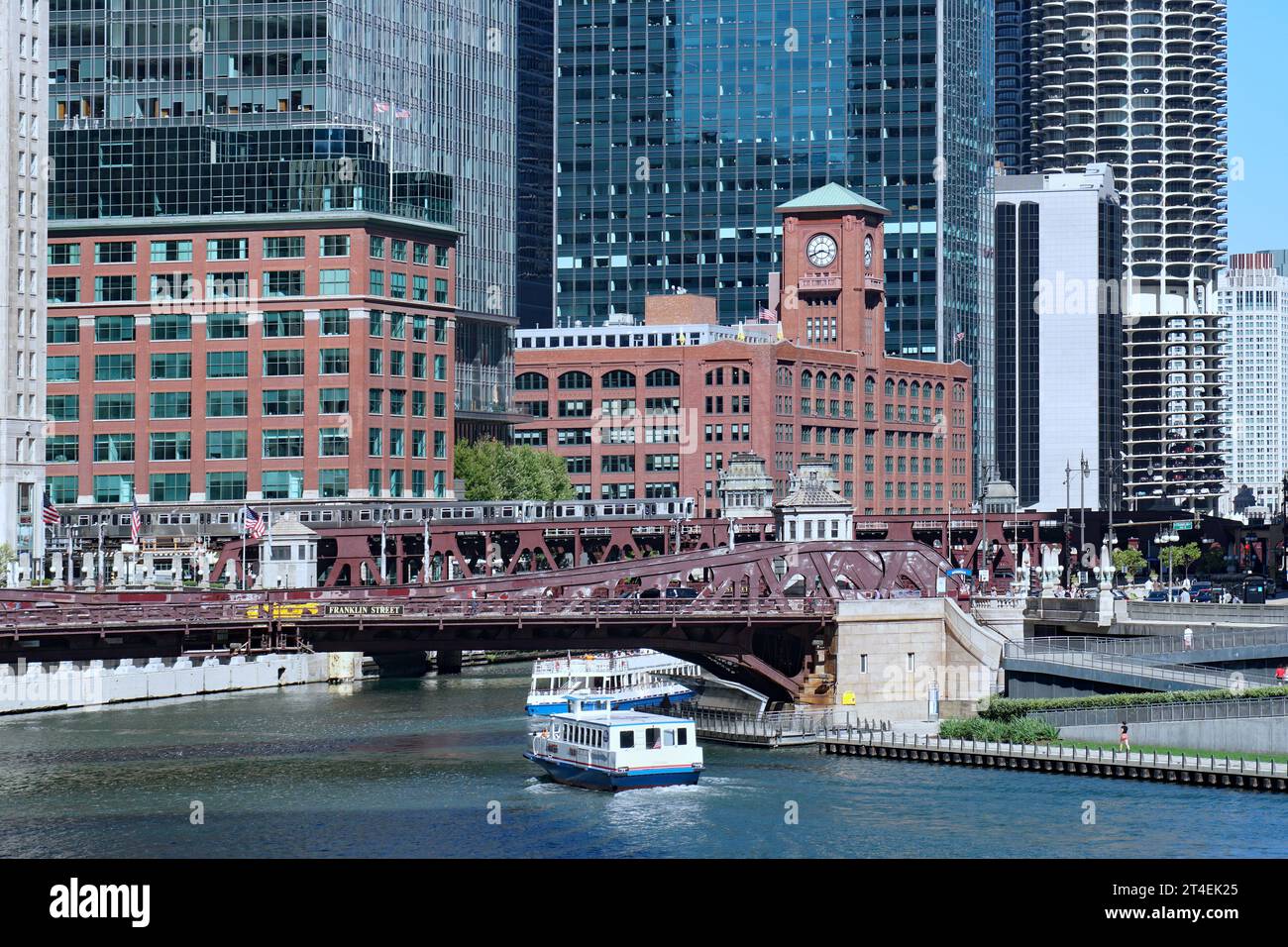 Ammira il fiume Chicago guardando a est dal Franklin Street Bridge Foto Stock