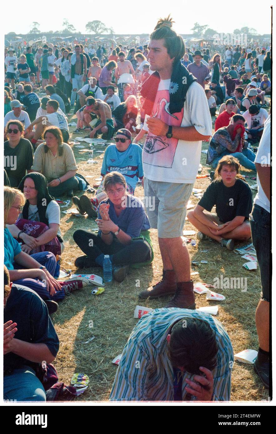 GLASTONBURY FESTIVAL, 1995: The Second NME Stage Field and Crowd at the Glastonbury Festival, Pilton Farm, Somerset, Inghilterra, 24 giugno 1995. Nel 1995 il festival ha celebrato il suo 25° anniversario. Non c'era nessuna fase piramidale quell'anno, dato che era bruciata. Foto: ROB WATKINS Foto Stock