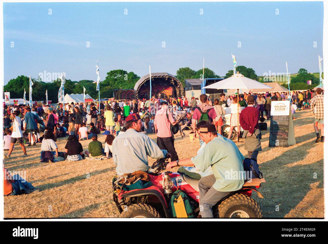 GLASTONBURY FESTIVAL, 1995: The Acoustic Stage at the top of the site at Glastonbury Festival, Pilton Farm, Somerset, Inghilterra, 24 giugno 1995. Nel 1995 il festival ha celebrato il suo 25° anniversario. Non c'era nessuna fase piramidale quell'anno, dato che era bruciata. Foto: ROB WATKINS Foto Stock