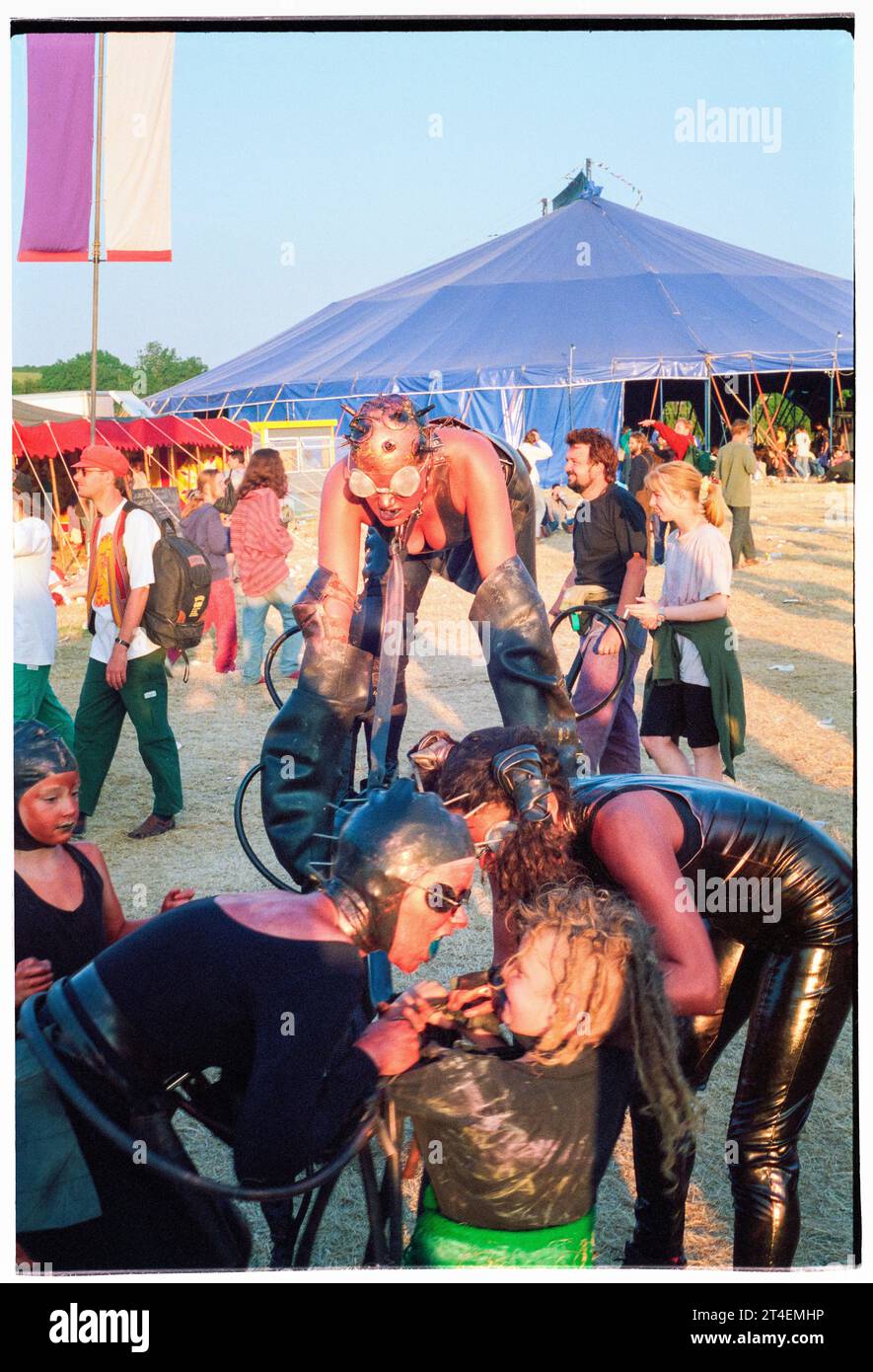 GLASTONBURY FESTIVAL, 1995: Performers Entertain the Public in the Circus Field al Glastonbury Festival, Pilton Farm, Somerset, Inghilterra, 24 giugno 1995. Nel 1995 il festival ha celebrato il suo 25° anniversario. Non c'era nessuna fase piramidale quell'anno, dato che era bruciata. Foto: ROB WATKINS Foto Stock