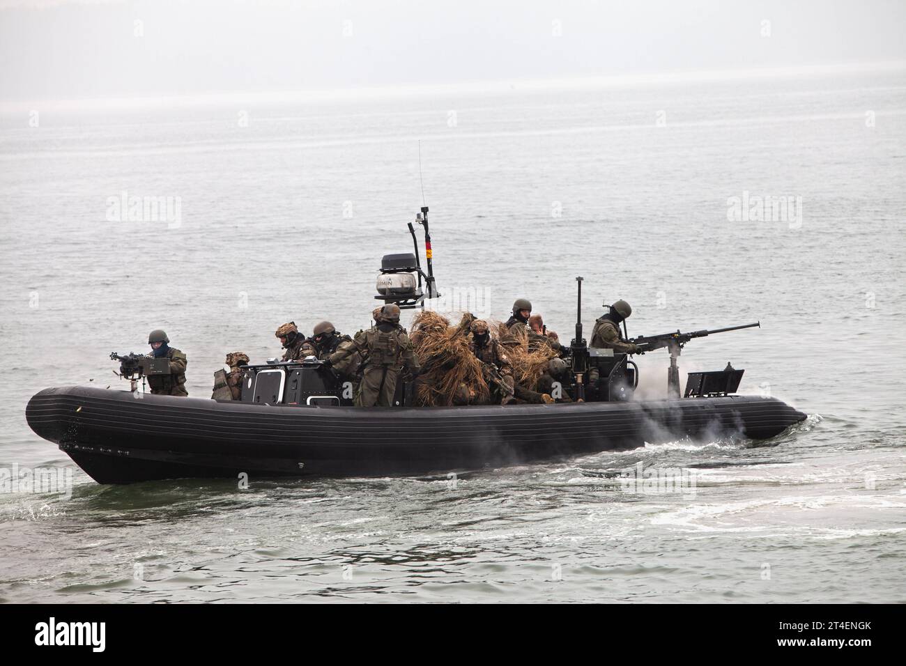 Kampfschwimmer üben mit Festrumpfschlauchbooten RHIB scafo rigido gommone auf der Ostsee. Kampfschwimmer üben mit Festrumpfschlauchbooten RHIB scafo rigido gommone auf der Ostsee. Eckernförde Schleswig-Holstein Deutschland *** nuotatori di combattimento pratica con scafo rigido gommoni gommoni RHIB scafo rigido gommone sul Mar Baltico nuotatori di combattimento pratica con scafo rigido gommoni gommoni RHIB scafo rigido gommone sul Mar Baltico Eckernförde Schleswig Holstein Germania crediti: Imago/Alamy Live News Foto Stock