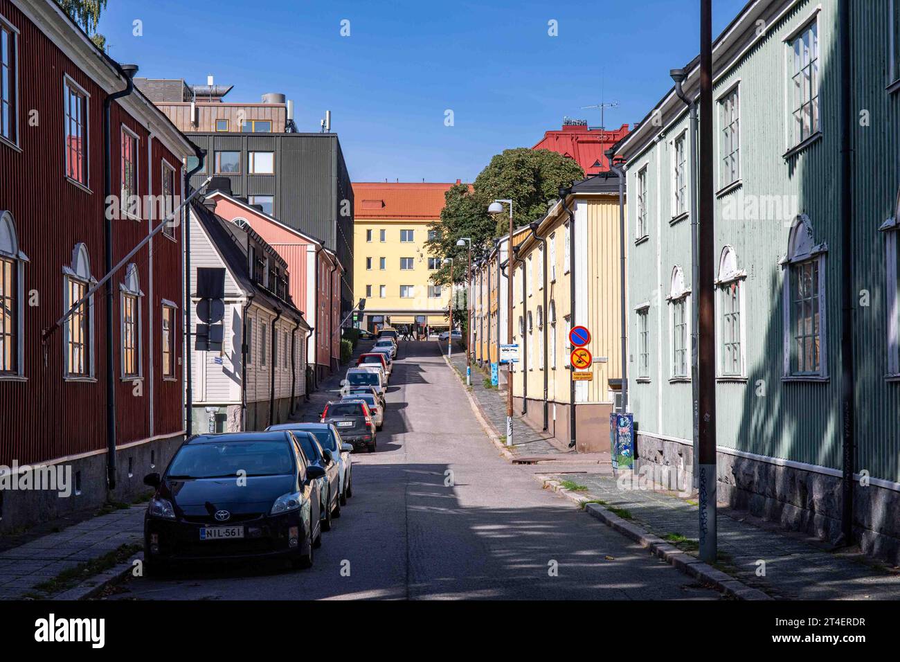 Vista su Vanajantie Street con edifici residenziali in legno nel quartiere Puu-Vallila di Helsinki, Finlandia Foto Stock