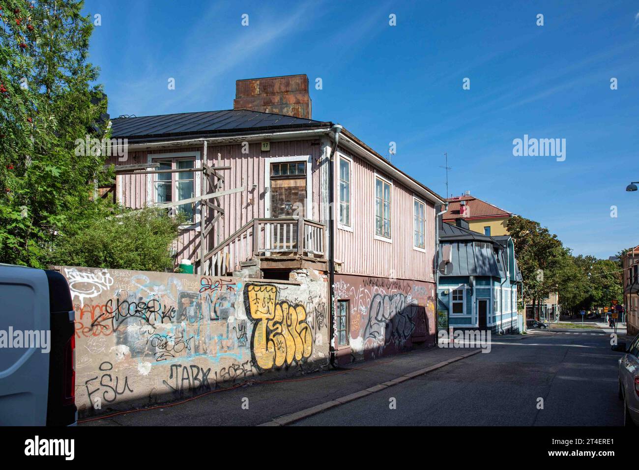 Vista su Vallilantie Street con vecchi edifici residenziali in legno in un soleggiato giorno di settembre nel quartiere Puu-Vallila di Helsinki, Finlandia Foto Stock