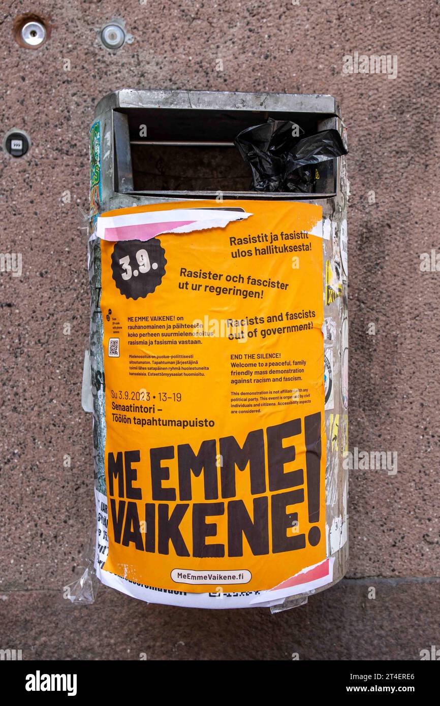 Poster su un contenitore pubblico dei rifiuti che mi chiama emme vaikene! Manifestazione contro il razzismo a Helsinki, Finlandia Foto Stock