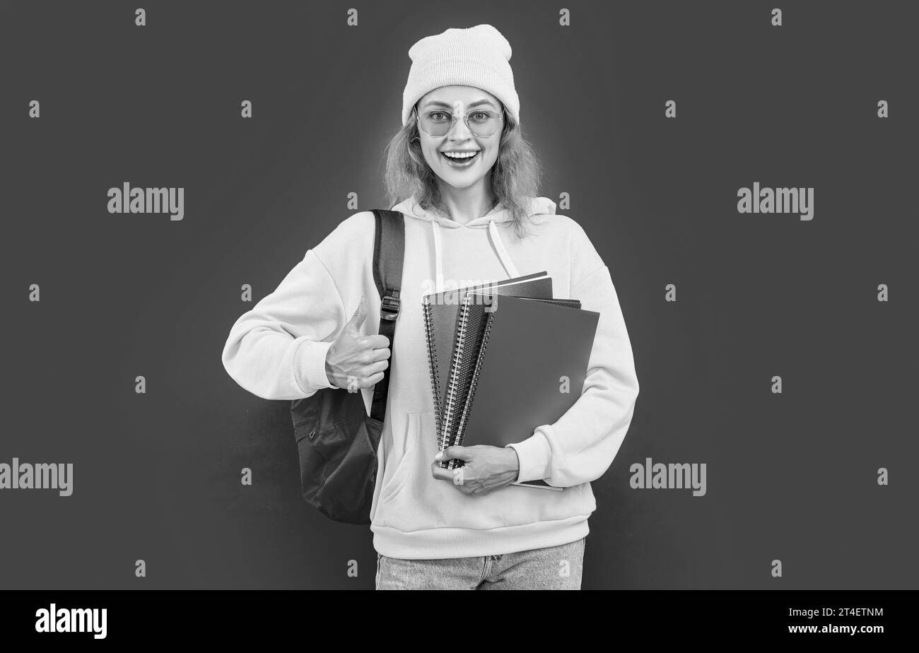 sorridente studentessa di scuola isolata su sfondo rosso. studentessa scolastica in studio. foto dello zaino della studentessa scolastica. istruzione scolastica di Foto Stock