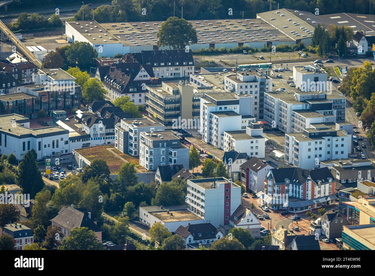 Luftbild, Wohnhäuser und Einkaufszentrum Marburger Straße Einkaufsstraße und Fußgängerzone mit Marktplatz, Kreuztal, Siegerland, Nordrhein-Westfalen, Deutschland ACHTUNGxMINDESTHONORARx60xEURO *** Vista aerea, edifici residenziali e centro commerciale Marburger Straße Foto Stock