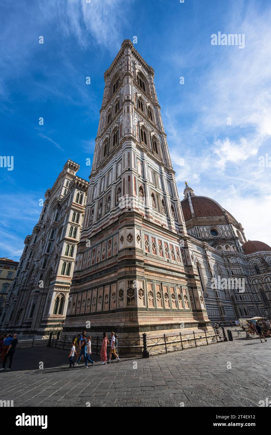 Firenze, Italia - set 4, 2023. Una foto verticale della Cattedrale di Santa Maria del Fiore con il Duomo alle sue spalle. Foto Stock
