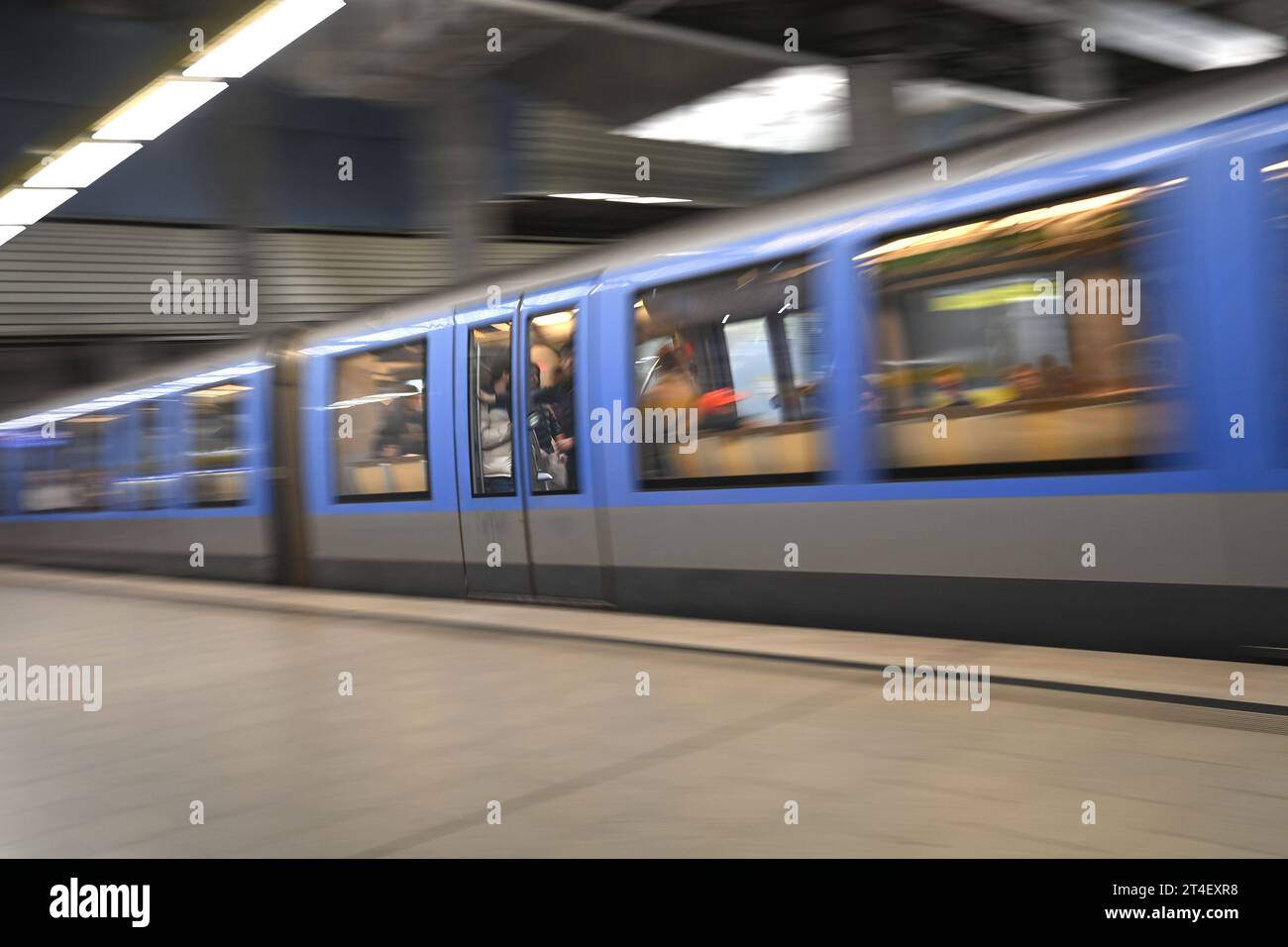 Einfahrende U-Bahn a Muenchen, Bahn, Zug.Pendler, Oeffentlicher Personennahverkehr OEPNV.Fahrgaeste am U-Bahnhof Max Weber Platz, biglietto da 49 euro, biglietto Deutschland, biglietto D-Ticket. Leerer Bahnsteig, leerer Zug, keine Fahrgaeste. *** Arrivo della metropolitana a Monaco, treno, pendolari, trasporto pubblico passeggeri OEPNV alla stazione U Max Weber Platz, biglietto da 49 euro, biglietto Germania, biglietto D, binario vuoto, treno vuoto, nessun passeggero credito: Imago/Alamy Live News Foto Stock