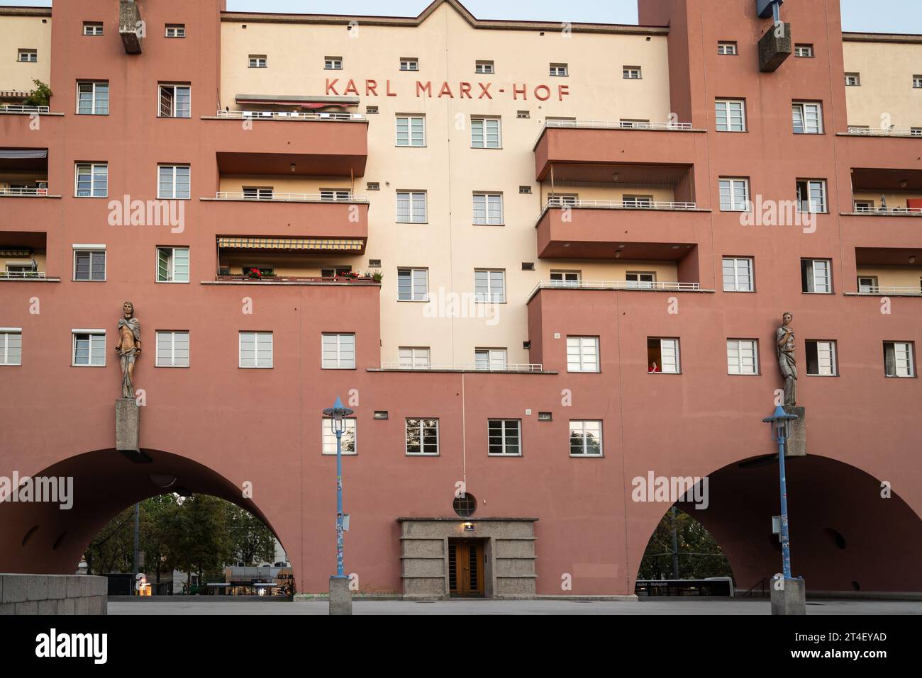 Vienna, Austria 28 settembre 2023 karl marx hof - una delle più grandi case municipali al mondo che ospita oltre 5000 persone Foto Stock