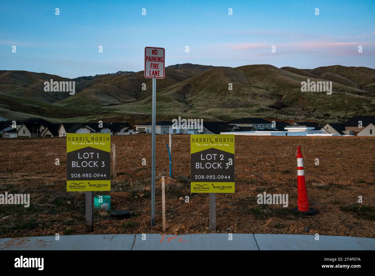 La costruzione residenziale e commerciale procede ad un ritmo rapido, spesso spostando la fauna selvatica , presso lo sviluppo Harris Ranch a Boise, Idaho. Foto Stock