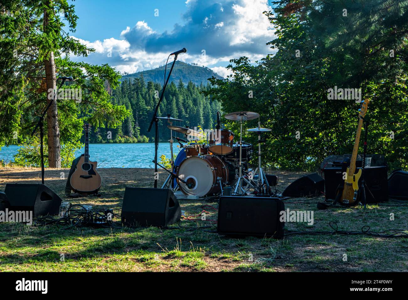 Musica dal vivo al Suttle Lake Lodge dell'Oregon la sera d'estate Foto Stock