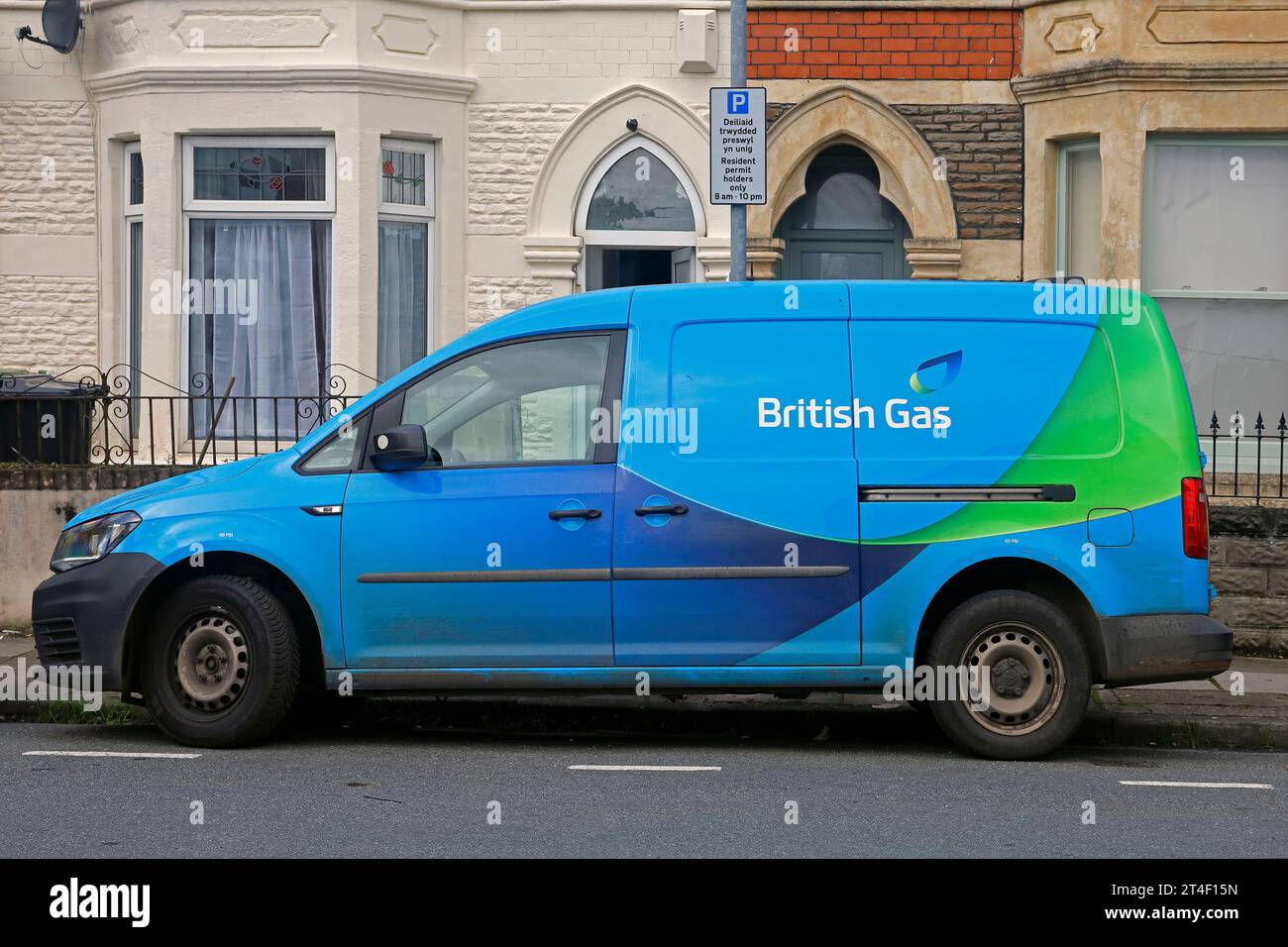 British gas Blue van parcheggiato in una strada laterale, Cardiff. Presa nell'ottobre 2023. Autunno. Foto Stock